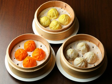 個性豊かな『特製上海小籠包（写真右下）／麻辣山椒小籠包（写真上）／上海蟹味噌小籠包（写真左下）』
