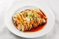 特製タレで食べる『よだれ鶏』