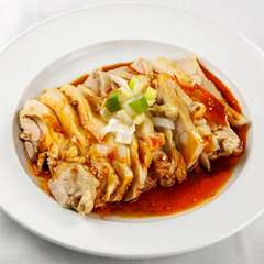 特製タレで食べる『よだれ鶏』