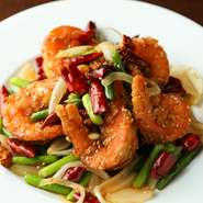 脱皮直後の皮が柔らかく、頭からしっぽまで丸ごと食べられる海老を使用した『ソフトシェルシュリンプの香味揚げ』。本場中国から取り寄せたという山椒油が使われており、さっぱりとした風味に仕上がっています。