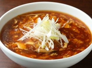 酸味と辛味のバランスが良い、具沢山の『酸辣湯麺』