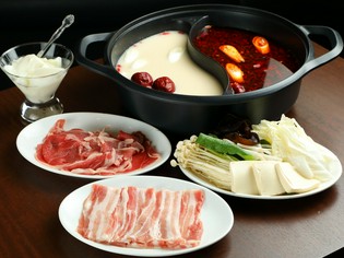 予約限定のメニュー『薬膳火鍋』で味わう新鮮な豚バラ肉とラム肉