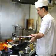 どんなに忙しくても丁寧に、心を込めて的確に料理を提供することに気を配っているという料理人。満足感のあるボリュームはもちろんのこと、毎日食べたくなる味を常に意識しています。