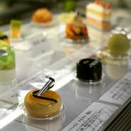 【RESTAURANT　chihiro】と同じ建物の中、背中合わせになるカタチでパティスリーがあります。ショーケースの中には宝石のようなケーキと、色とりどりのジェラートがいっぱい。