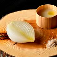 玉葱をローストし一晩寝かせることで玉葱の旨味がより強く感じることができるようになります。ゆっくりゆっくり火入れした玉葱と水のみで仕立てたナチュラルなポタージュを、ゆっくりと味わいましょう。
