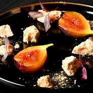 宇都宮産の無花果は、一晩ダークラムでマリネすることによって無花果の甘露が幾重にも広がる奥行きを魅せてくれます。しっかりと焼き込みキャラメリゼされたメレンゲは、コクが生まれ香ばしいアクセントに。