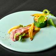 仔羊は北海道十勝産を使い、ズッキーニは那須高原佐藤農園から。骨付きの仔羊背肉を低温ローストすることで、焼き縮みや香りが流出することを抑制しています。仕上げにキャラメリゼされ、骨から外してご提供。