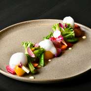 野菜料理が多いため生産者との繋がりの中で、生産者の畑をテーマに料理に挑戦。その本質は土にあることにフォーカスし、季節の野菜、ハーブ、果実などを使い、土のごとくドレッシングやソーズで仕立てられています。