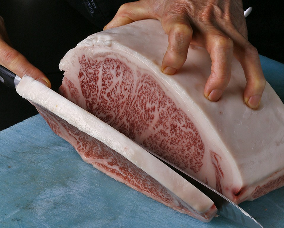 厳選された黒毛和牛と新鮮な魚介類が味わえる