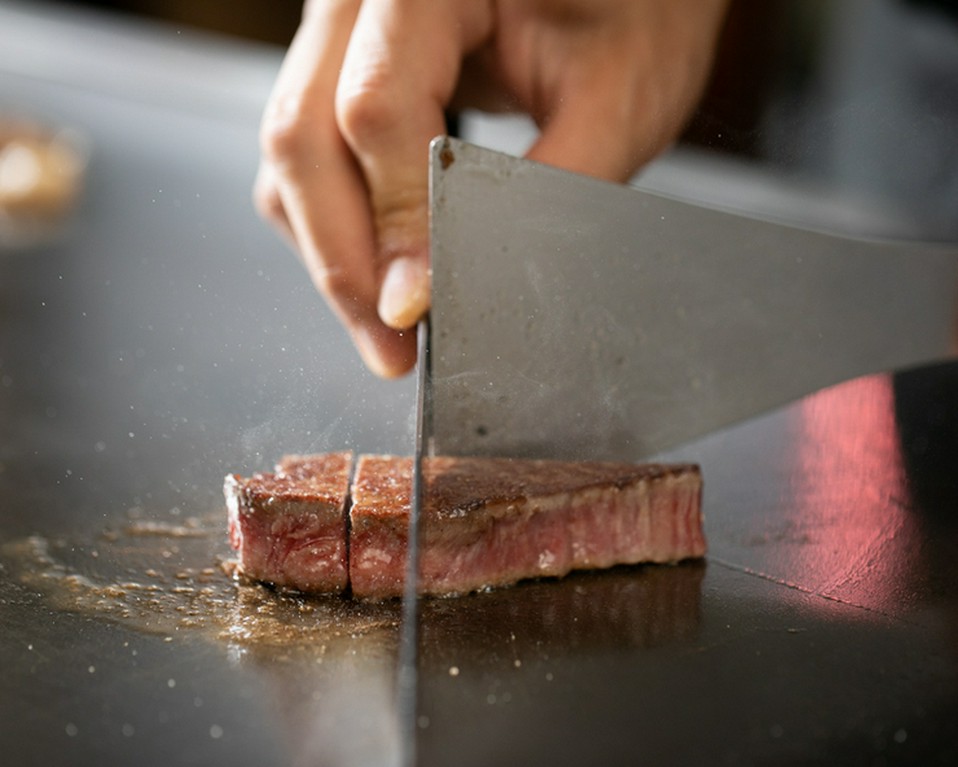 シェフが目の前で繰り広げるパフォーマンス