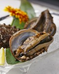 生け簀から出したばかりの生きたままの黒アワビをシェフのおすすめに仕上げて。すぐに完売してしまう人気メニューですのでお早めにどうぞ。
