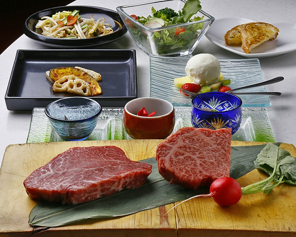 黒毛和牛のフィレとサーロインの両方を、食べくらべして頂けるコースです。