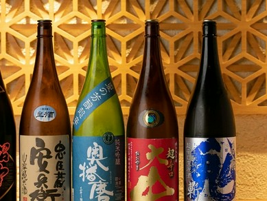 四季折々の旬の一杯も用意。多種多様な美酒に酔いしれる