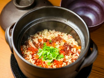 食材の旨みが染み込んだ、炊き立てホカホカの『季節の土鍋ご飯』
