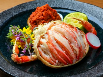 卵がたっぷり詰まった、期間限定で食せる『セコガニ甲羅盛』