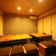 2階はグループ利用に最適な個室フロア。10人前後の小宴会・食事会にも最適です。全3部屋の個室は繋げることで最大25～30人まで利用可能。仕事仲間との忘新年会といった場面でも重宝できます。