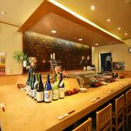 カウンターでの職人たちとのやりとりは寿司店ならではの醍醐味。職人技を間近で眺めたり、ネタケースからじっくりお目当てを見つけたり、1人使いだからこその楽しみを満喫できます。