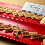 口のなかでホロリと溶けてしまうような、繊細な柔らかさの穴子を明石のりで包んでひと口。濃厚な脂と磯の香ばしさにお酒も進みます。