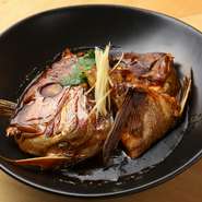 濃厚な第一印象から一転。あっさりとした口当たりに驚かされる『鯛あら炊き』。ひと皿ペロリと楽しめてしまう美味しさから、なかには煮汁を持ち帰りたいという方もいるとか。意外性も魅力的なひと品です。