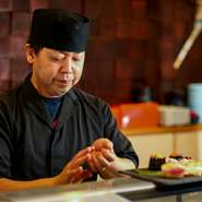 何よりもゲストを楽しませることが、村上氏たちのモット―。見て・食べて楽しめる。そんな粋なもてなしが【漁師寿司　海蓮丸　神戸店】の流儀です。