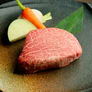 その時季においしいお肉を見極めるのも、プロの技。ジューシーな肉本来の旨みを活かしたステーキで堪能できます。鉄板から香り立つ風味は、新鮮だからこそ。上質なものだけを逃さず仕入れています。