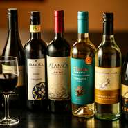 串かつとのマリアージュに欠かすことができないワインは約40種類ほどがラインナップ。幅広い知識を持つオーナーから提案される一本が、料理のさらなるおいしさに気づかせてくれることでしょう。