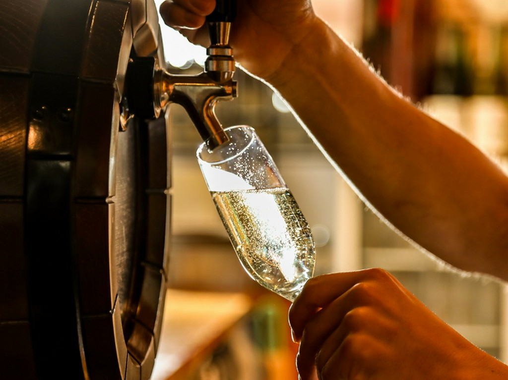 名物!!　イタリア直送　樽生スパークリングワイン