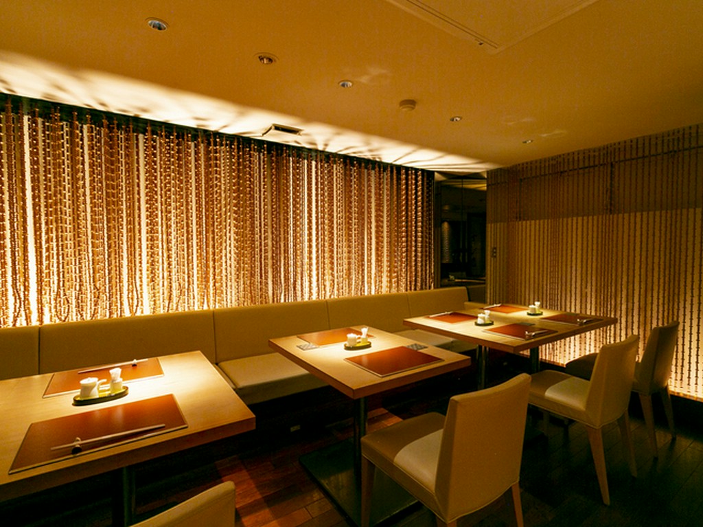 7～10名までの食事会に最適。洗練された雰囲気の半個室