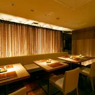 波をイメージさせるウッドビーズを配したテーブル席は全10席。7～10名での利用時には仕切りを使って半個室にすることも可能です。記念日のお祝いや大切な方との会食に利用できます。