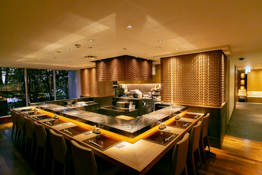 伝統の味を楽しむために用意された、スタイリッシュなモダン空間