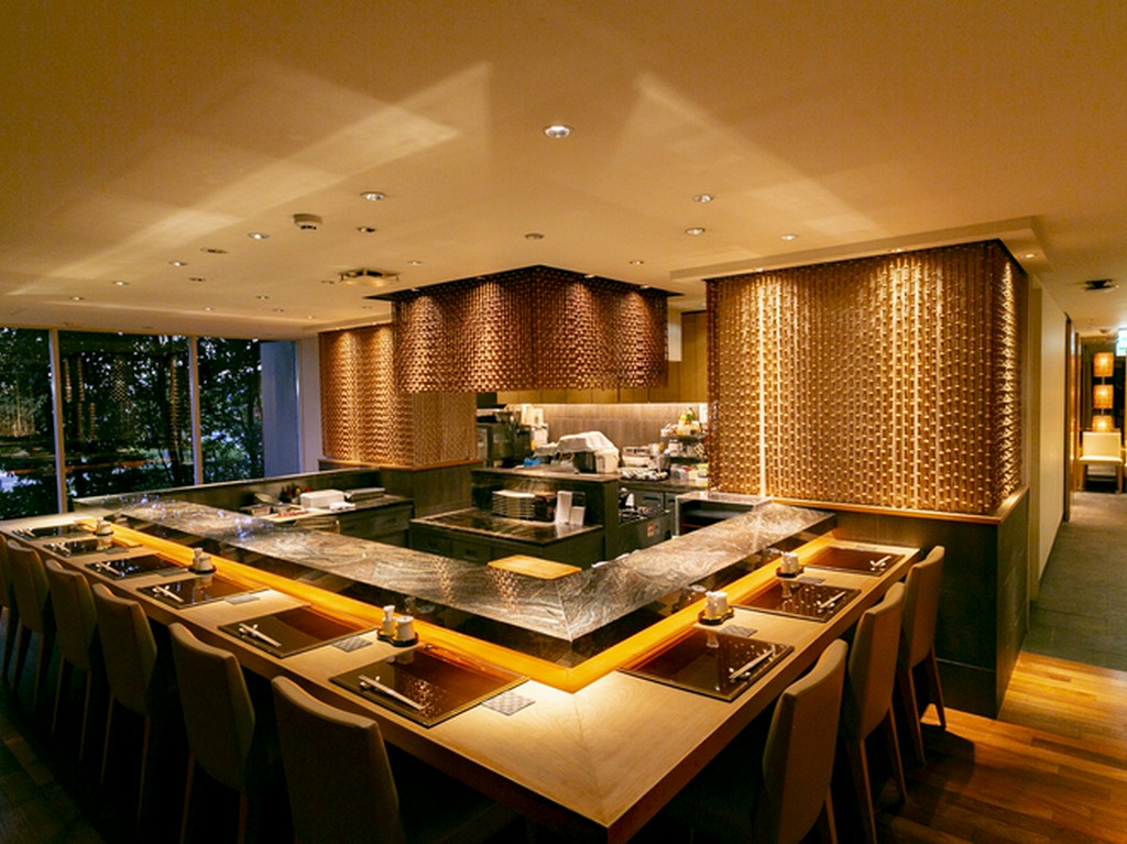 伝統の味を楽しむために用意された、スタイリッシュなモダン空間