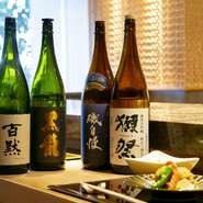 日本酒は、3社の酒屋と相談しながら流行りもの、季節の日本酒を厳選して仕入れているそうです。常時11～12種類の酒が揃っており、中でも和食と相性が良く、人気の高い『獺祭』と『百黙』は常時取り扱われています。
