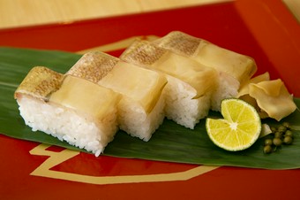 現代まで脈々と受け継がれてきた伝統の味『小鯛雀鮨　八貫』