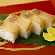 小鯛の二才物のみを使用し、【すし萬】伝統の技で調理されたすし。シャリはまろやかな味と香りが米とよく合う京都の千鳥酢が使用されています。創業360年の歴史に裏付けされた上品な味わいは、お土産にも最適です。