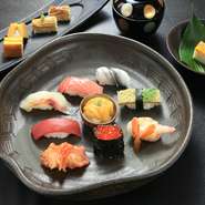 冬はふぐ、夏の時期には鱧など、その時季ならではの旬のネタをたっぷり味わえるにぎり。京都の千鳥酢を独自の配合でブレンドしたにぎり用のシャリが、ネタの魅力を一層際立たせています。先附と赤出汁付きです。