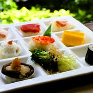 先附：白身魚のカルパッチョ
揚物：揚げ出し豆腐
すし：ミニにぎり8貫
椀物：お吸い物
甘味：水無月