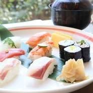先附：旬の一品
すし：赤身・いか・鯛・鰤・海老
　　　サーモン・玉子
　　　細巻３貫
椀物：赤出汁
