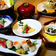 前菜：旬のおまかせ３種
造り：本日のお造り盛合せ
揚物：穴子の天ぷら
鍋物：寄せ鍋
すし：おまかせ5貫　
椀物：赤出汁
甘味：お楽しみ手作りデザート