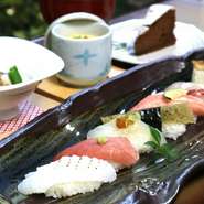 先附：彩り温野菜　　　　　　　　　　　　　　　　　　　　　　　　　　　　　　　　　    蒸物：たら白子茶碗蒸し
寿司：８種盛合わせ
椀物：赤出汁
甘味：お楽しみ手作りデザート