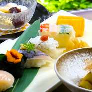 先附：イカとわけぎのぬた和え　　　　　　　　　　　　　　　　　　　　　　　　　　　　　　　　  　  揚物：鮪の竜田揚げ
寿司：7種盛合わせ
椀物：赤出汁
甘味：お楽しみ手作りデザート