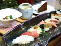 先附:彩り温野菜 蒸物:たら白子茶碗蒸し
寿司:8種盛合わせ
椀物:赤出汁
甘味:お楽しみ手作りデザート