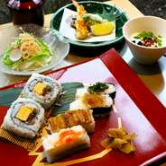 先附：もずく酢
揚物：鱚と野菜の天ぷら
すし：圧しすし３貫、ミニにぎり３貫、中茶巾１貫
椀物：お吸い物
甘味：わらび餅