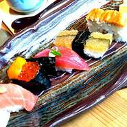 先附：イカとわけぎのぬた和え　　　　　　　　　　　　　　　　　　　　　　　　　　　　　　　　  　  揚物：揚げ出し豆腐
寿司：7種盛合わせ
椀物：赤出汁
甘味：お楽しみ手作りデザート