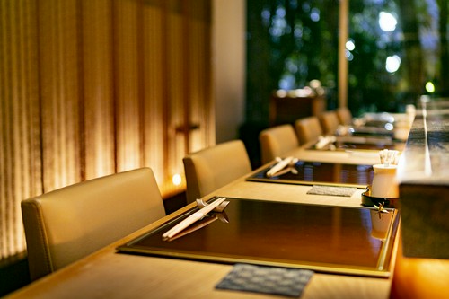 夜は、優しい光に包まれた幻想的な空間に