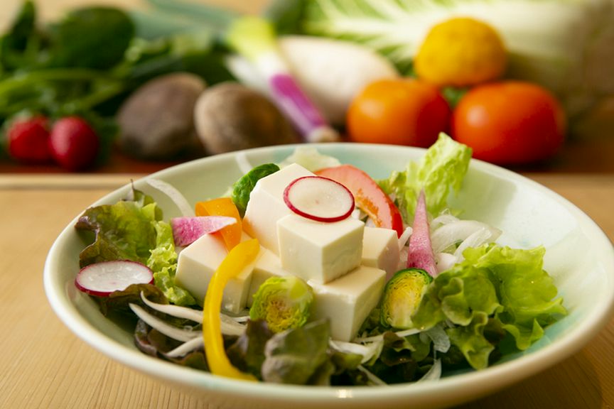 テーブルを華やかに彩る、押部谷村直送の旬野菜