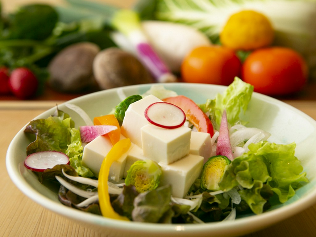 テーブルを華やかに彩る、押部谷村直送の旬野菜