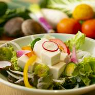 兵庫県押部谷村の農家から直送される有機野菜を中心に、旬の野菜が数多く使用されています。豆乳を使って手づくりされた優しい味わいの豆腐と合わせたサラダは、より野菜の魅力をストレートに感じられるはずです。