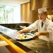 「どのお客様にも丁寧かつきめ細やかなおもてなしを心掛けています」と語る料理長安藤氏。慢心することなく、地道にコツコツと努力することで、ゲストが気持ち良く、そして楽しく過ごせるようにしているそうです。