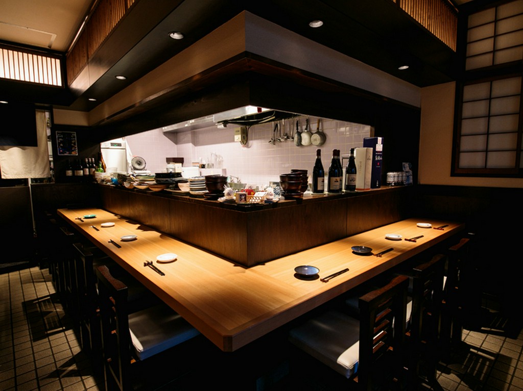 大人の雰囲気漂うカウンター席で、しっとり落ち着いたデート