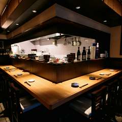 大人の雰囲気漂うカウンター席で、しっとり落ち着いたデート